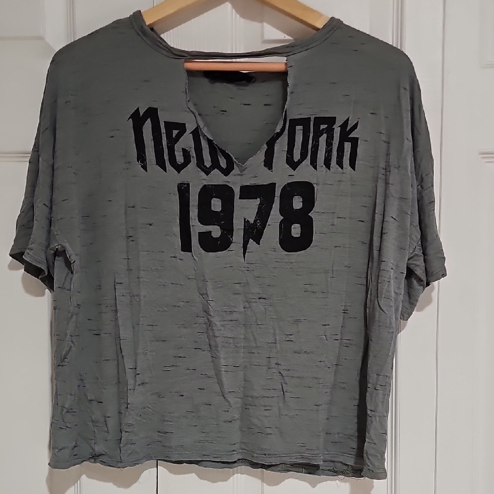 Know One Cares Distressed Graphic Crop Tee – “New York 1978” – Size XL